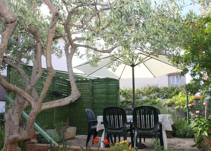 Gemuetliche Mit Terrasse By Interhome Apartamento